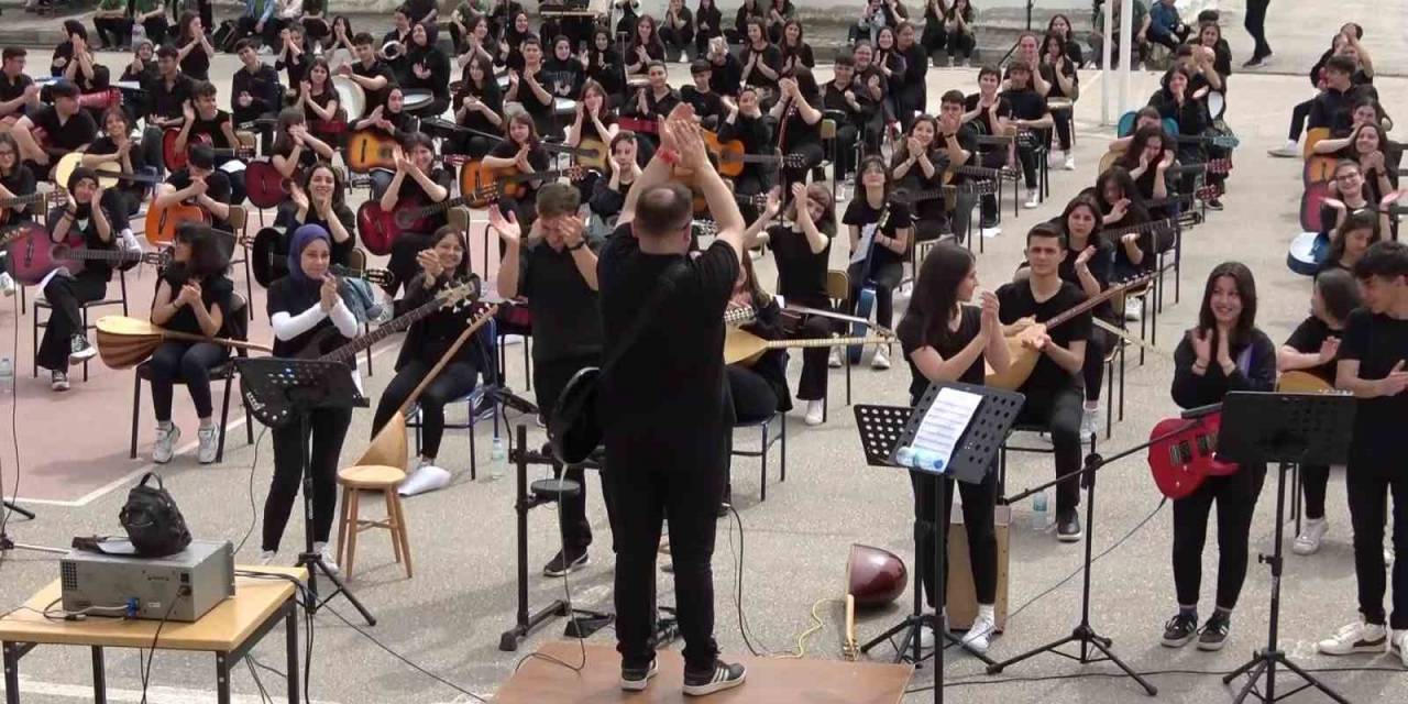 Enstrüman Çalmayı Bilmiyorlardı, Şimdi 140 Kişilik Orkestra Oluşturdular