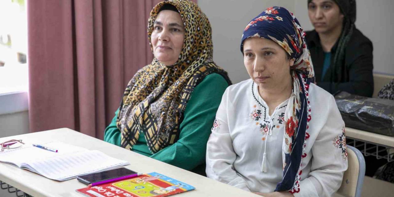 Mersinli Kadınlar Belediye Kurslarıyla Okuma Yazma Öğreniyor