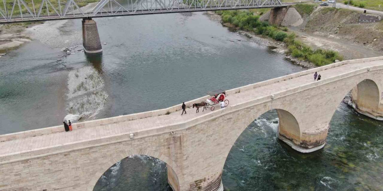 Palu’yu Ziyaret Edenler Tarihi İlçeyi Artık Faytonla Gezebilecek