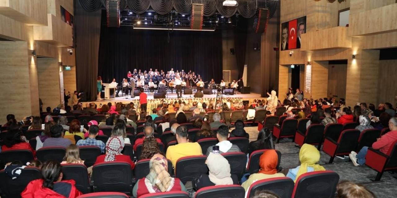 Halk Korosu İlk Konserini Verdi