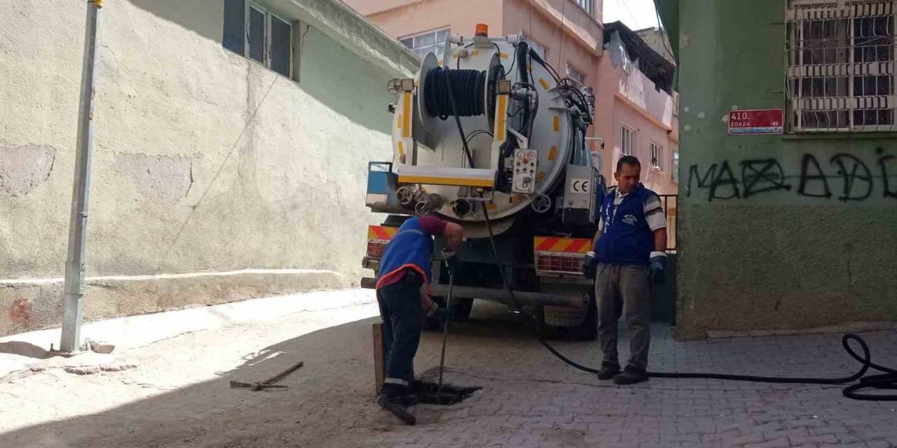 Belediye Ekipleri Atıklar Nedeniyle Tıkanan Kanalları Temizliyor