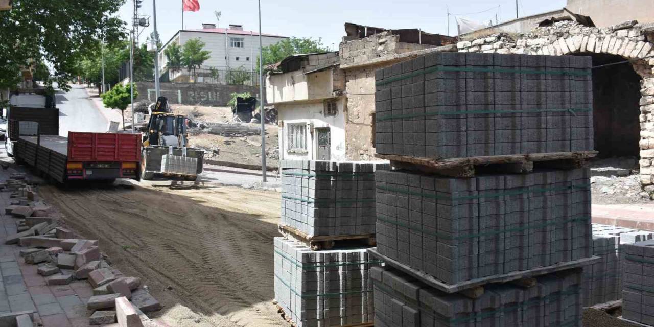 Siirt Belediyesi Kilit Parke Döşeme Ve Kaldırım Yenileme Çalışmalarına Devam Ediyor