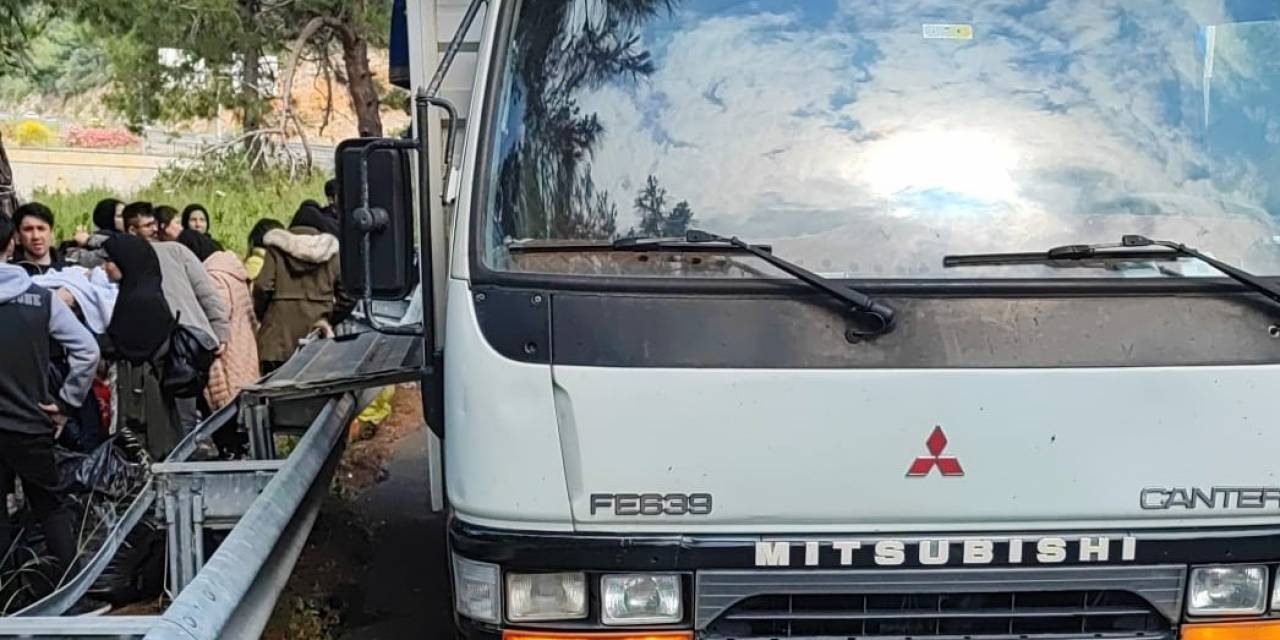 Şoförünün Kaçtığı Kamyonda 35 Düzensiz Göçmen Yakalandı
