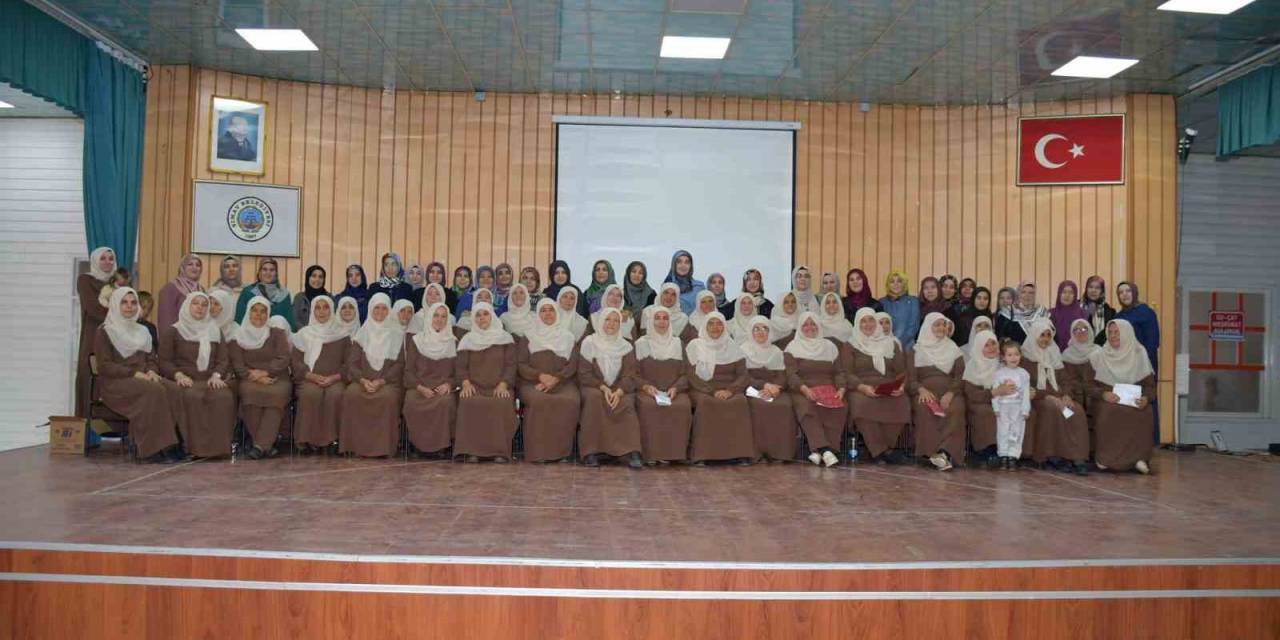 Simav’da Yetişkin Bayanlar Kur’an-ı Kerim’i Öğrenme Ve Hatmetme Heyecanı Yaşadı