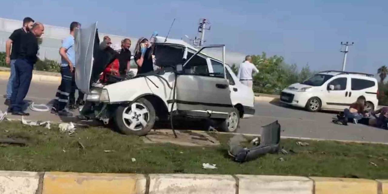 Aydınlatma Direğine Çarpan Otomobil Hurdaya Döndü: 2 Yaralı