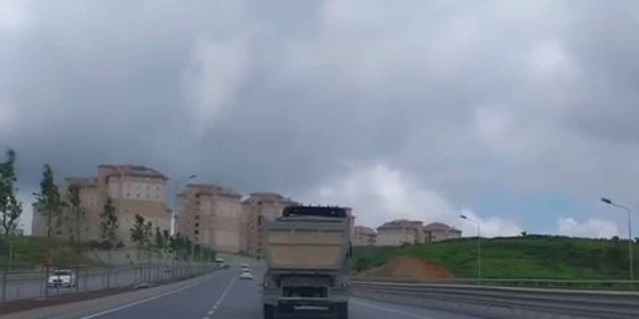 İstanbul’da Hafriyat Kamyonunun Tehlikeli Yolculuğu Kamerada