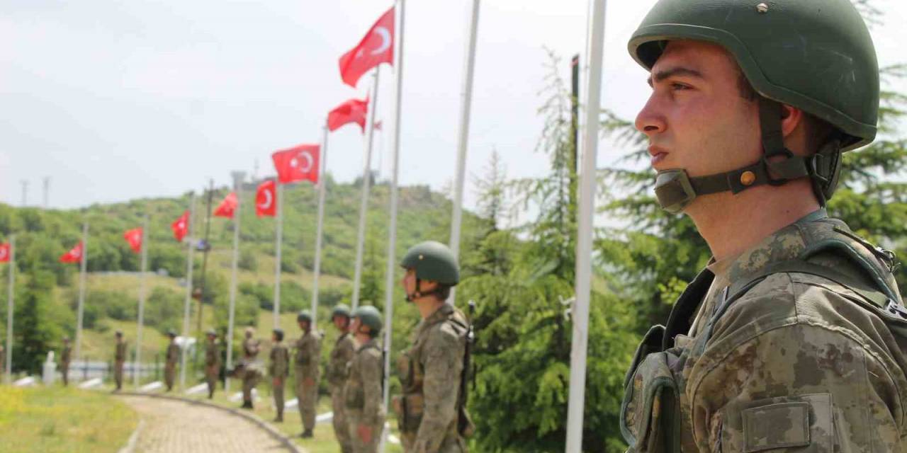 Bingöl’de Kalleşçe Şehit Edilen 33 Asker Anıldı