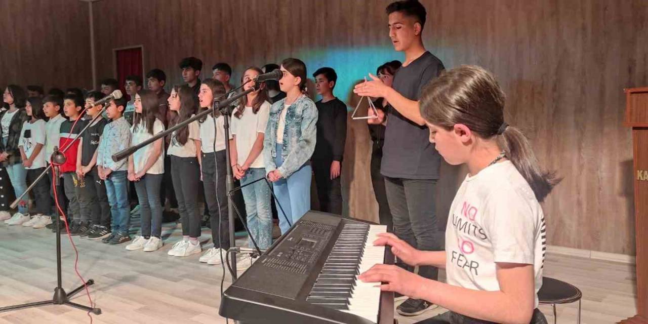 Köy Okulunda Düzenlenen Çok Dilli Koro Dinleyenleri Mest Etti