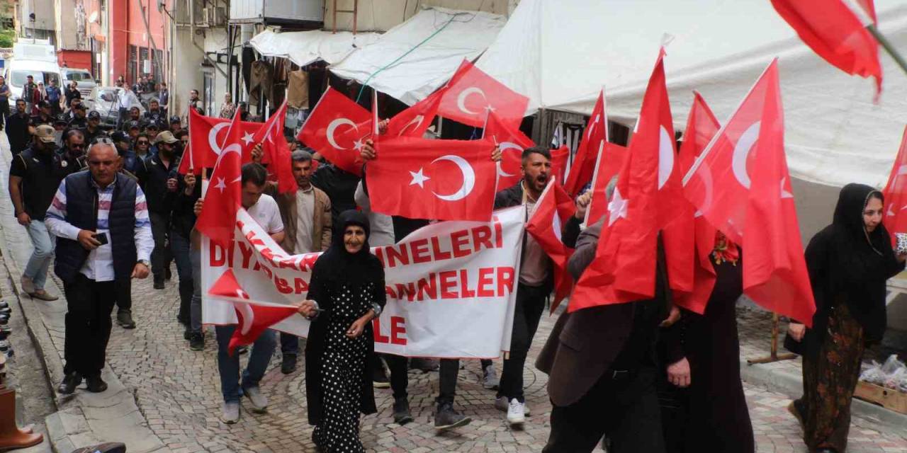 Hakkari’de Annelerin Evlat Nöbeti Devam Ediyor