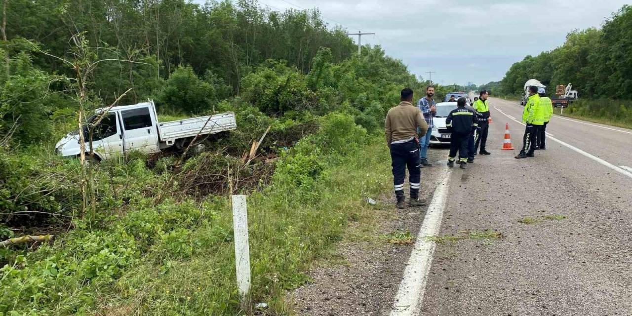 Sinop’ta Kamyonet Yol Kenarına Savruldu: 2 Yaralı