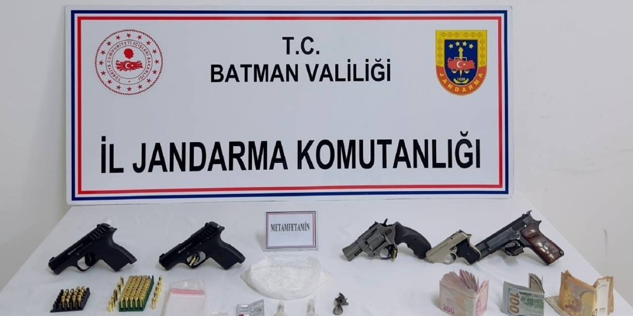 Batman’da Bir Şüphelinin Üzerinden Uyuşturucu Ve Silah Çıktı