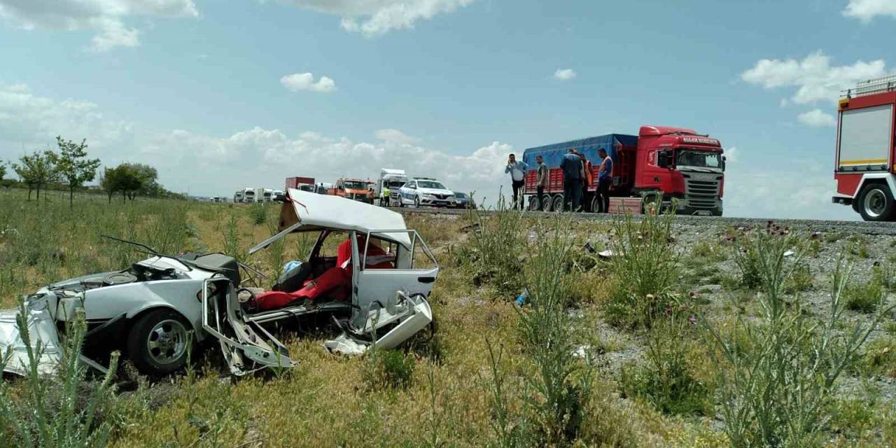 Konya’da Otomobil Tıra Çarptı: 1 Ölü