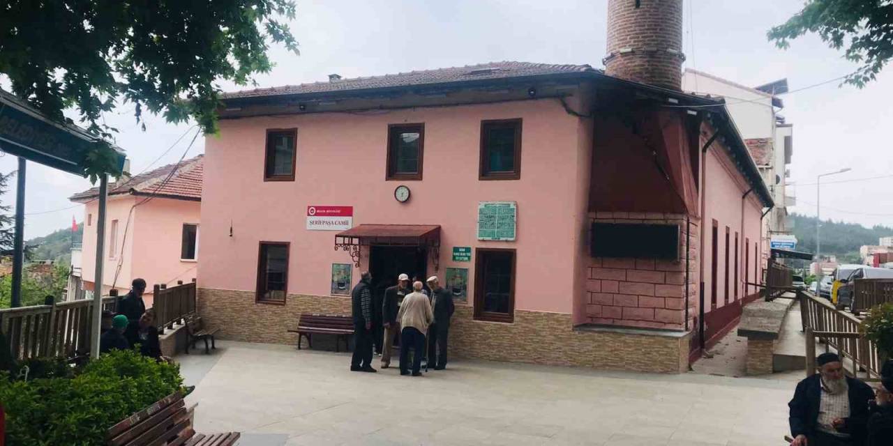 Caminin Sadaka Kutusunu Çaldılar