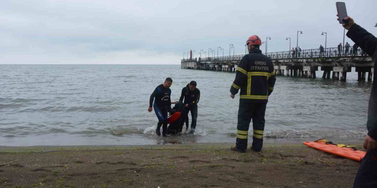 Ordu’da Bunalıma Giren Genç İskeleden Denize Atladı