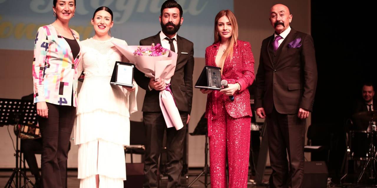 Bursa’da Unutulmayan Şarkılarla Müzik Dolu Gece