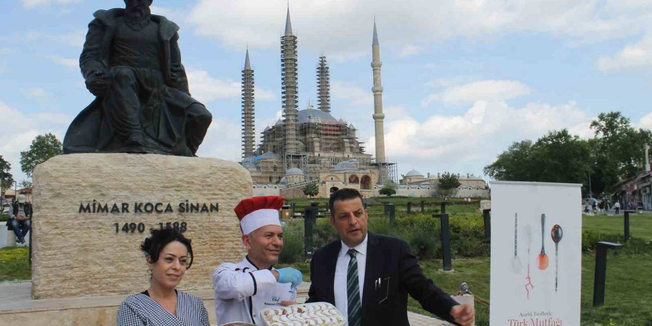 Selimiye’nin Gölgesinde Bademli Kurabiye Yoğruldu