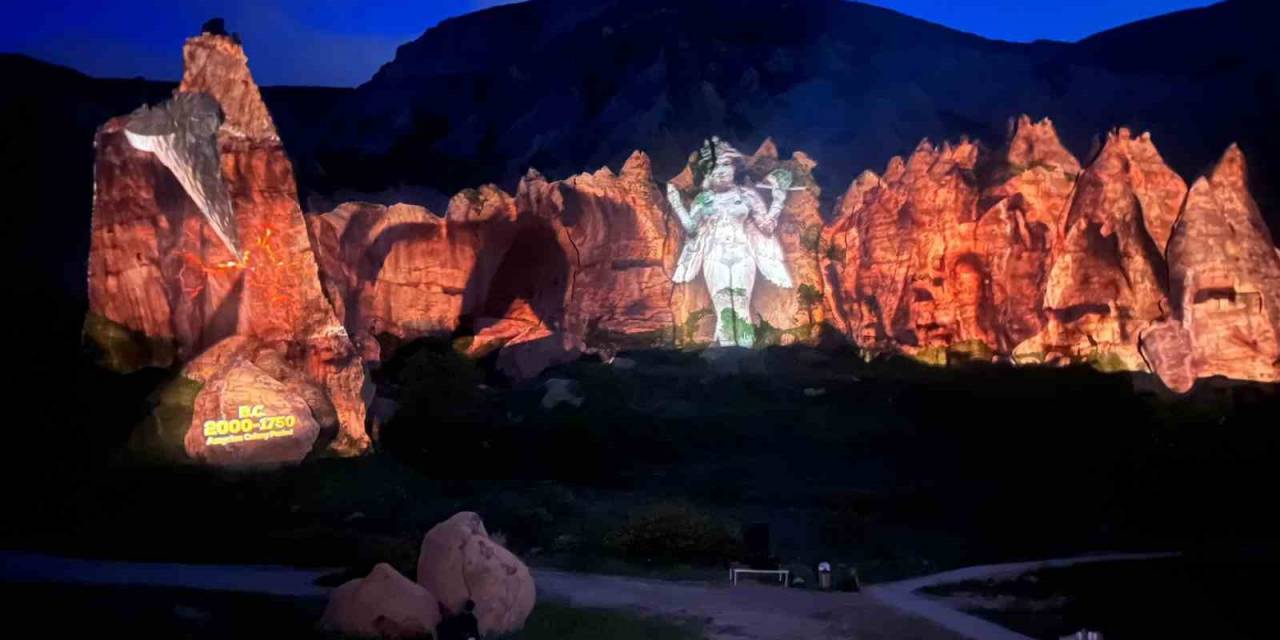 Kapadokya’da Tarih Peribacalarına Yansıtıldı