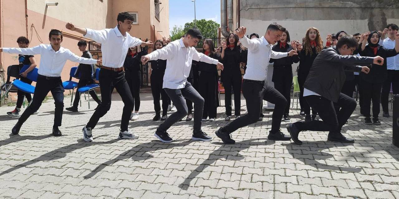 Liseli Gençler Bahar Şenliğinde Doyasıya Eğlendi