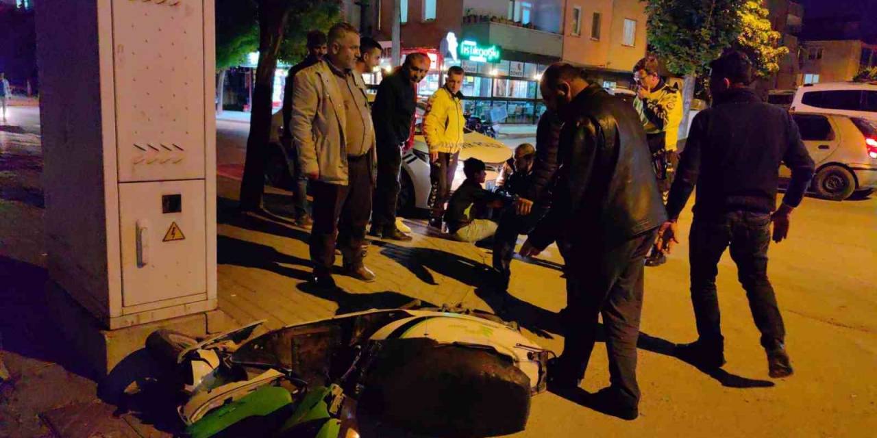 Otomobille Çarpışan Elektrikli Bisiklet Sürücüsü Yaralandı