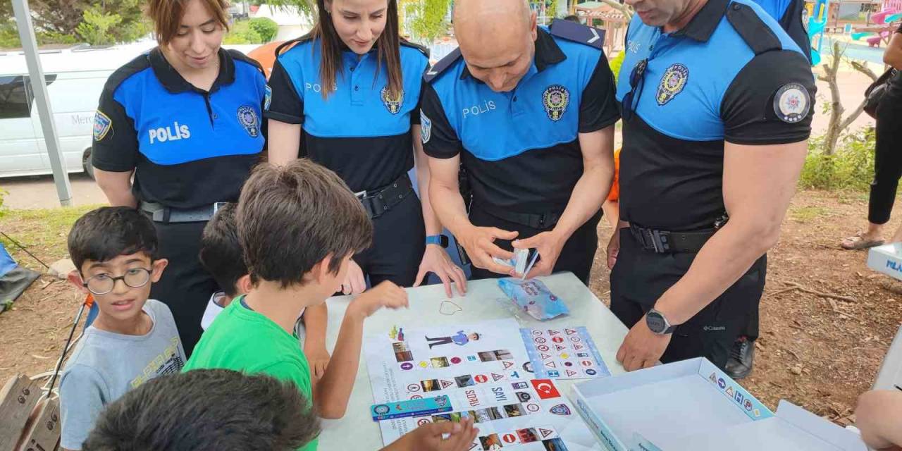 Polis Deprem Çocuklarıyla Futbol Oynadı
