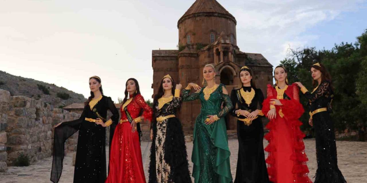 Akdamar Adası’nda Ünlü Mankenlerden Yöresel Kıyafet Defilesi