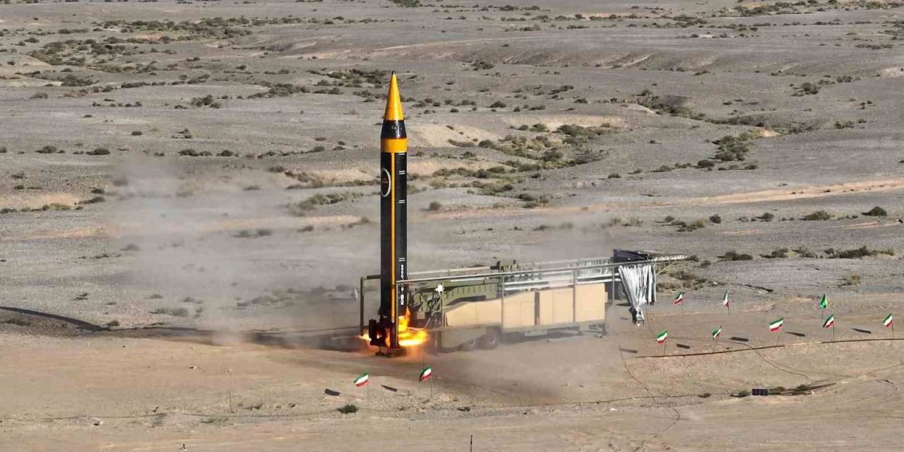 İran, Dördüncü Nesil Balistik Füze Tanıttı