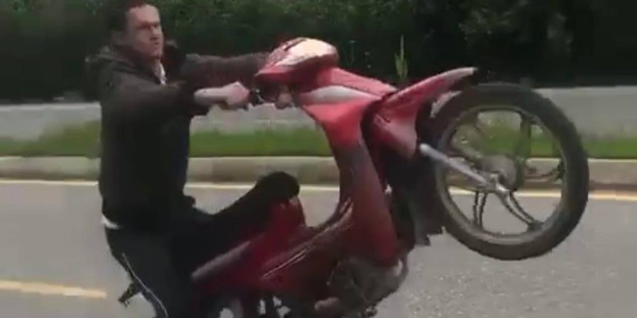 Motosikletli Gencin Tehlikeli Oyunu Kamerada