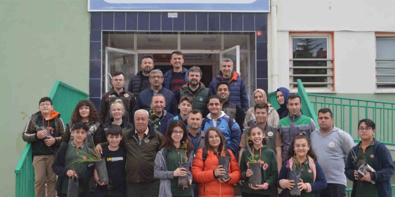 Tavşanlı’da Ressam Abdullah Taktak Ortaokulu Öğrencileri Fidanlarla Buluştu