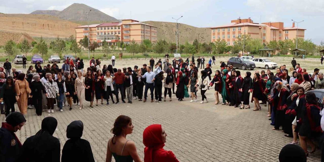 Aileleriyle Halay Çekerek Mezuniyeti Kutladılar