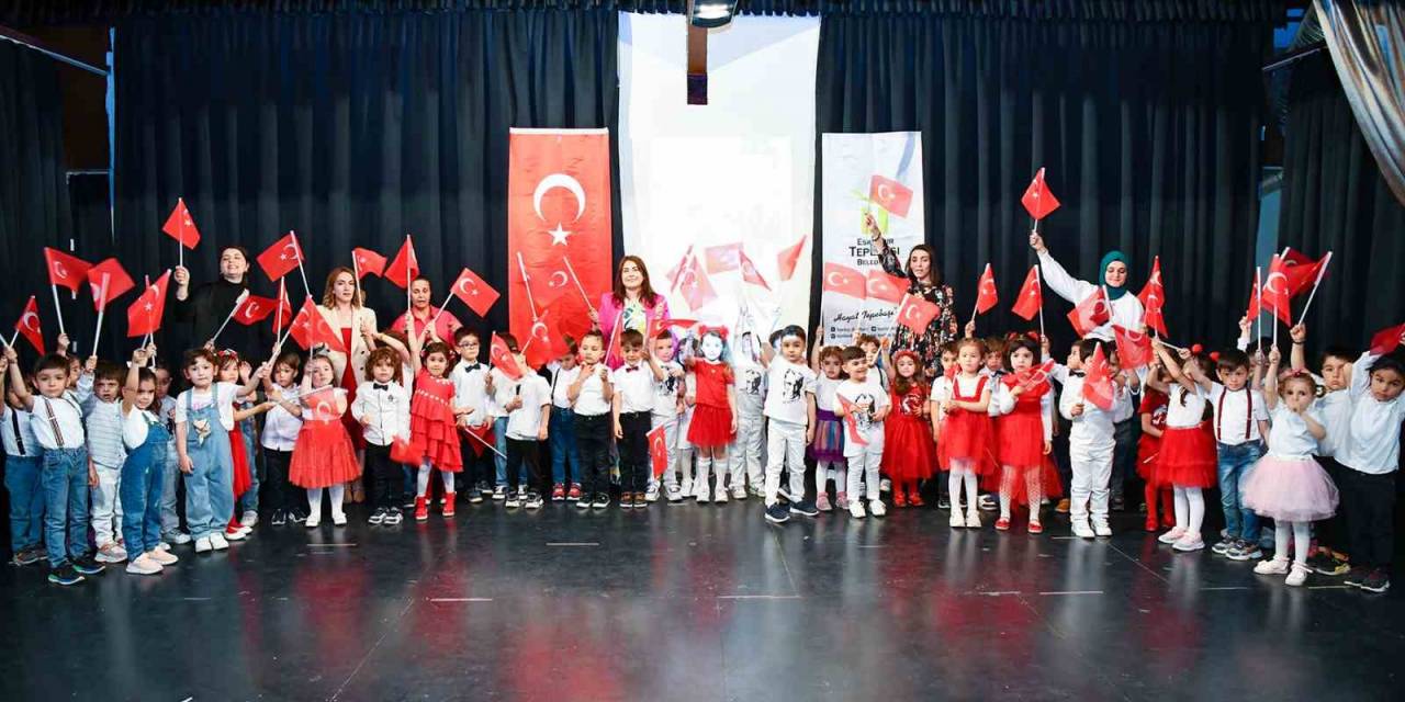 Miniklerin Yılsonu Gösterisi Büyük Beğeni Topladı