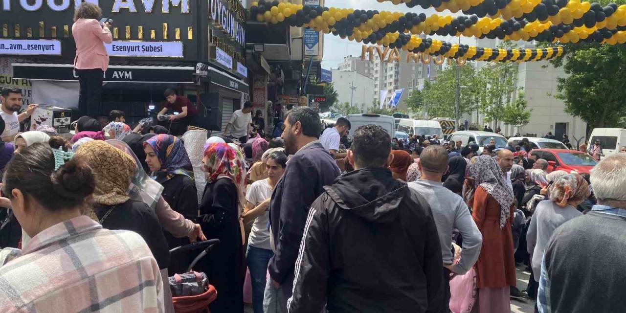 Esenyurt’ta Mağaza Açılışında İzdiham