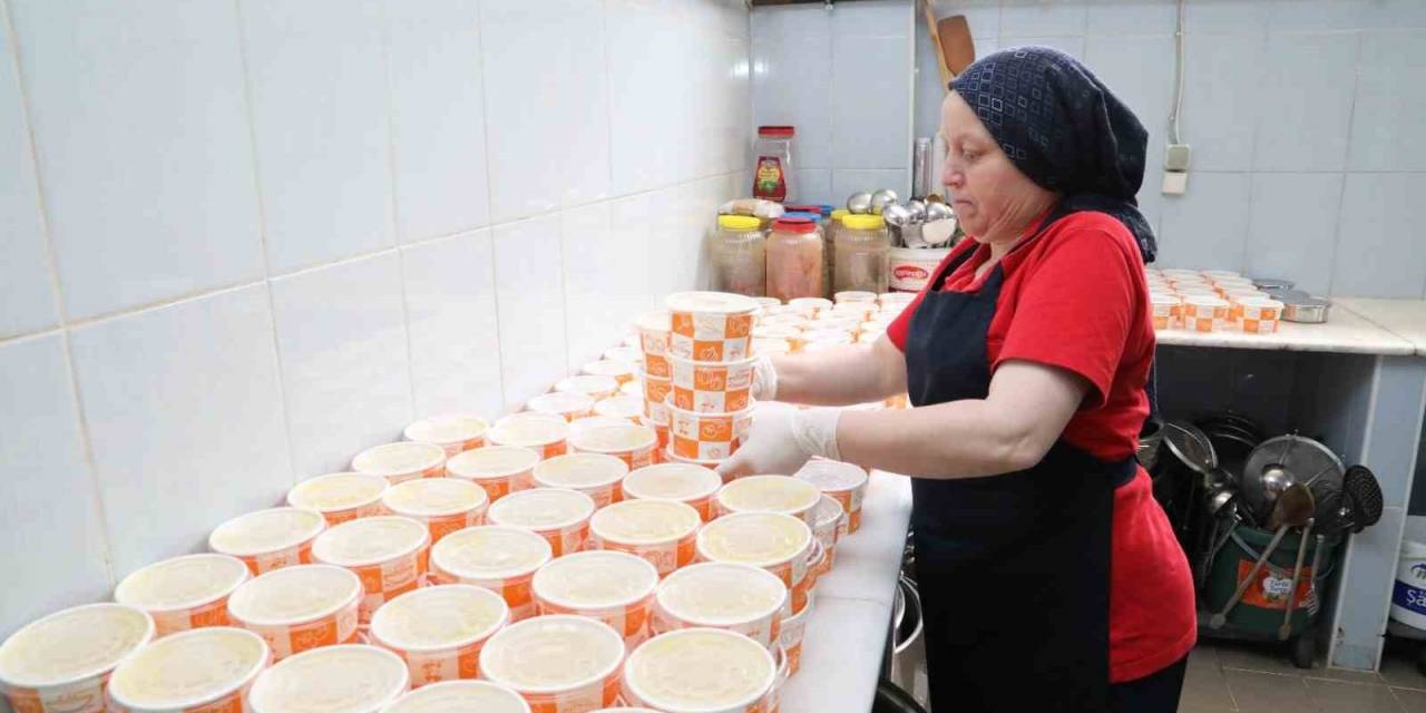 Burhaniye’de İhtiyaçlılara Sıcak Yemek