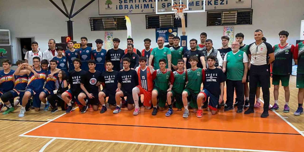 Eski Adalet Bakanı Gül Gençlere Taş Çıkarttı