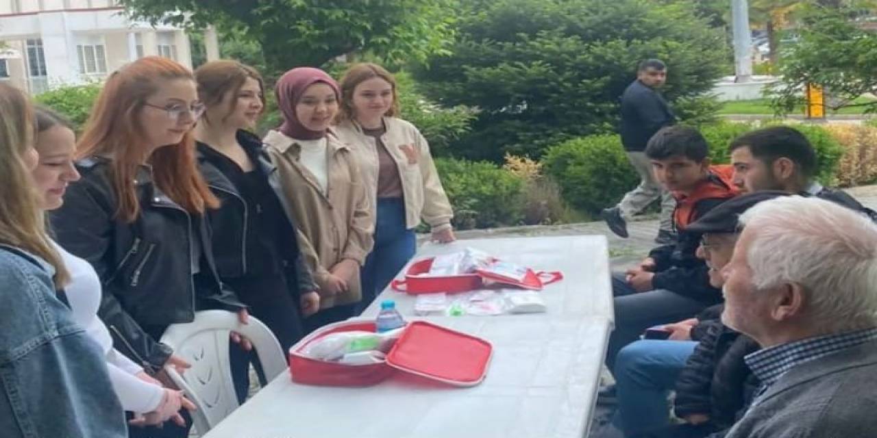Gediz’de Üniversite Öğrencilerinden Vatandaşa Deprem Çantası Eğitimi