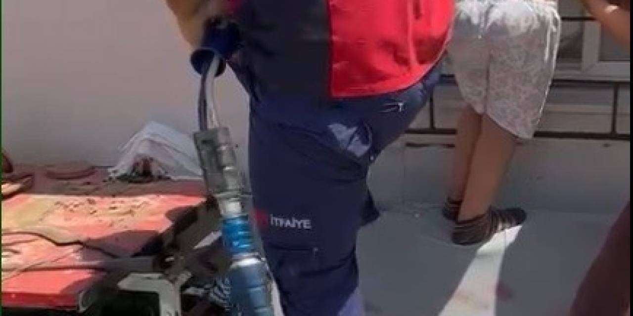 Kafası Pencere Demirine Sıkışan Çocuğu İtfaiye Kurtardı