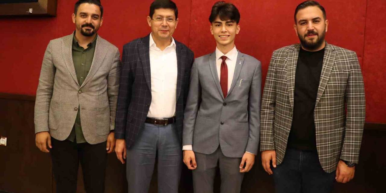 Başkan Özcan 82 Mahalle Muhtarından Destek İstedi