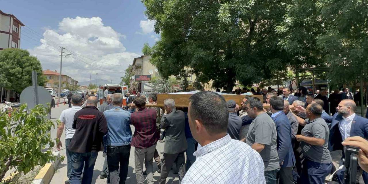 Aksaray’da 7. Kattan Düşerek Hayatını Kaybeden Hemşire Toprağa Verildi