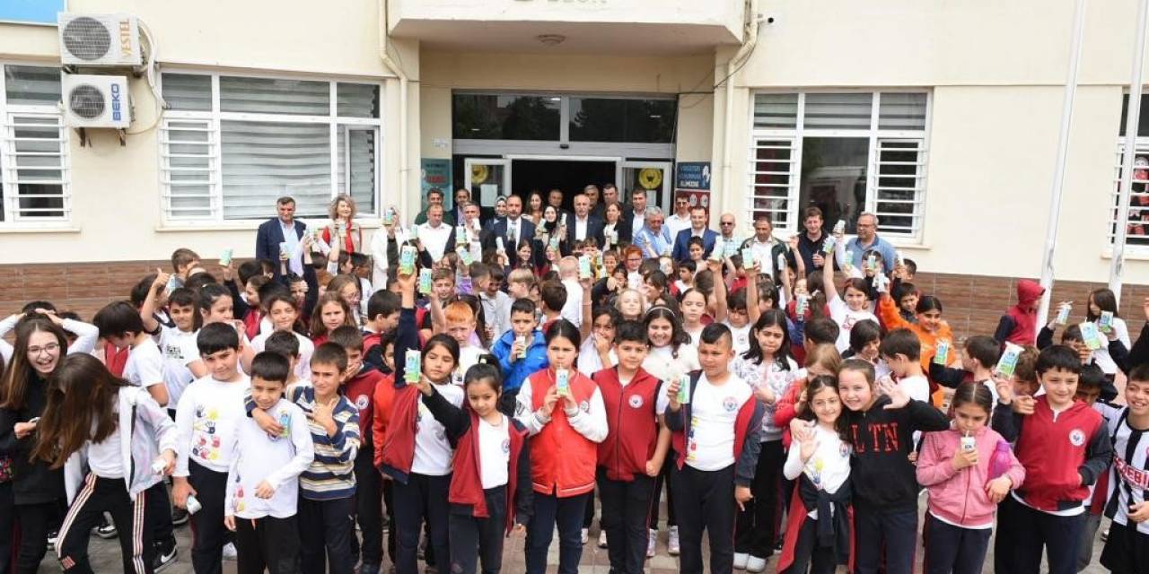 Okullarda Öğrencilere Süt İkram Edildi
