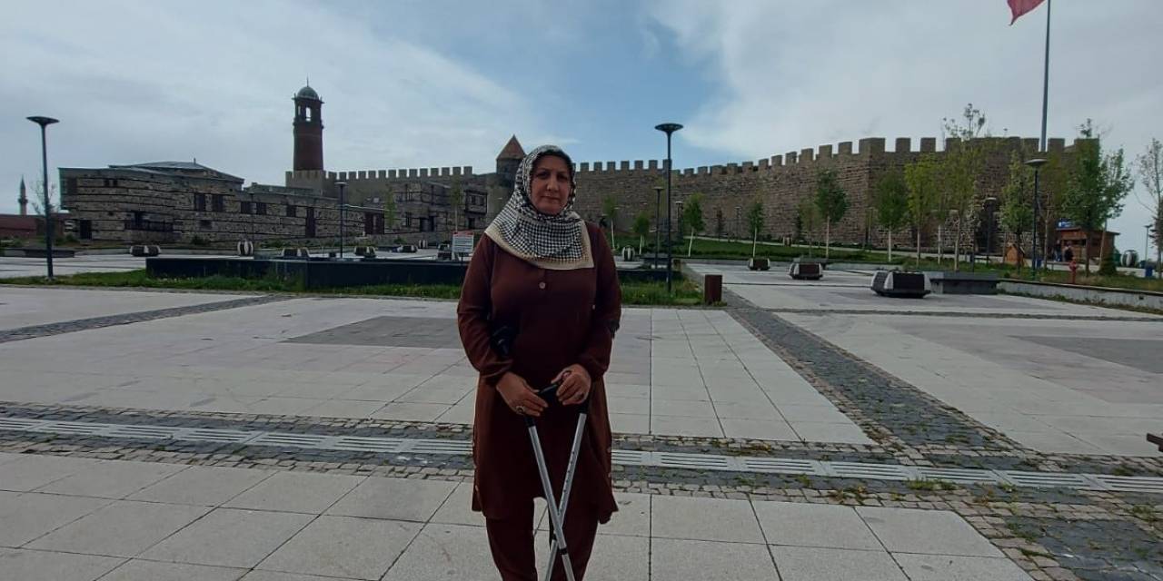Şehit Annesinden Tepki: "biz Vatan Sağ Olsun Diyoruz, Onlar Öcalan’a, Selahattin’e Özgürlük Diyorlar”
