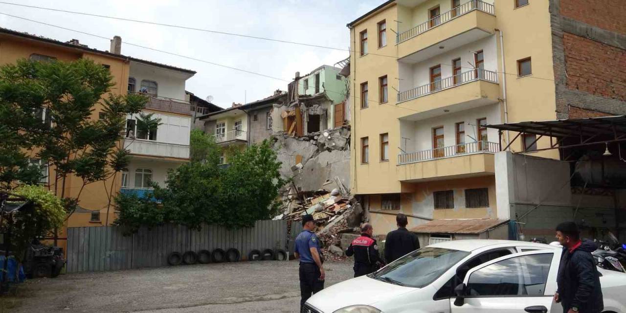 "hasarlı Bina Çöktü" İhbarı Polisi Alarma Geçirdi