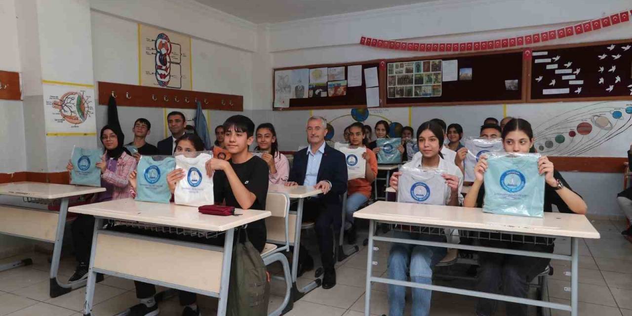 Tahmazoğlu’ndan Öğrencilere 120 Bin Tişört