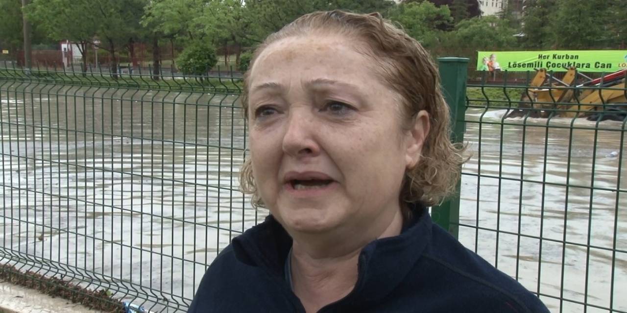 Göle Dönen Yolda Aracının İçinde Mahsur Kalan Kadın Gözyaşlarını Tutamadı