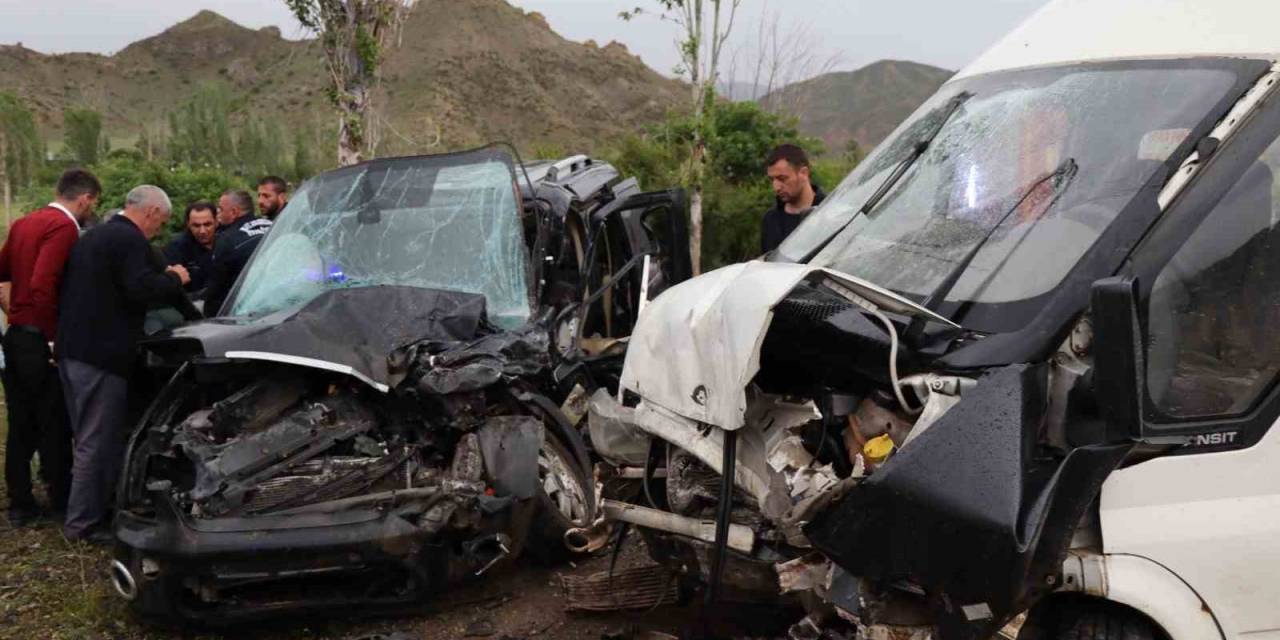 Oltu’da Minibüs İle Hafif Ticari Araç Çarpıştı: 4 Yaralı
