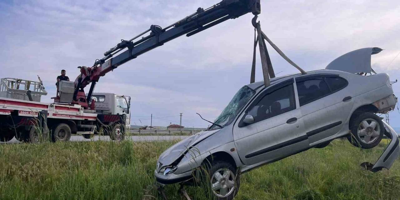 Kontrolden Çıkan Otomobil Tarlaya Devrildi: 2 Yaralı