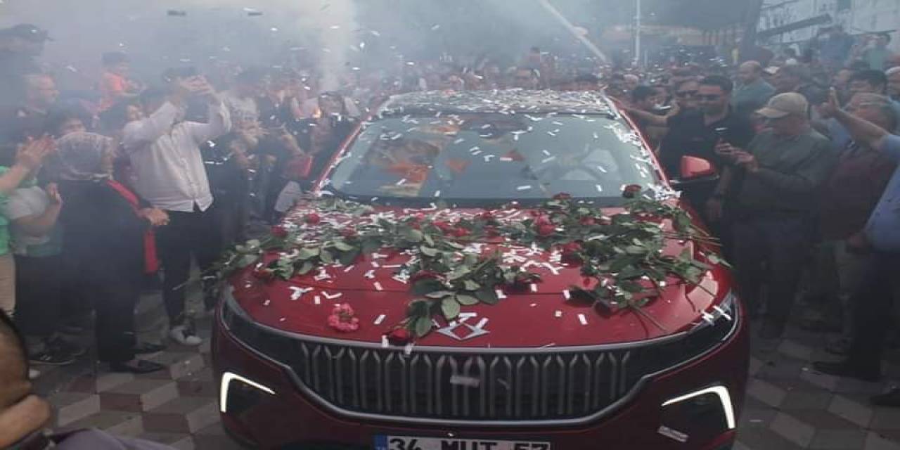Togg, Sarıgöl’de Konfeti Ve Çiçeklerle Karşılandı