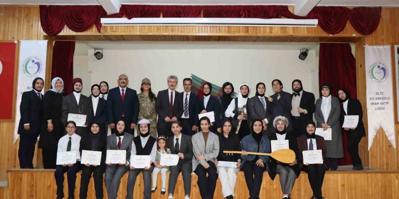 Kız Öğrenciler Sahnede Ünlü Şairleri Canlandırdı