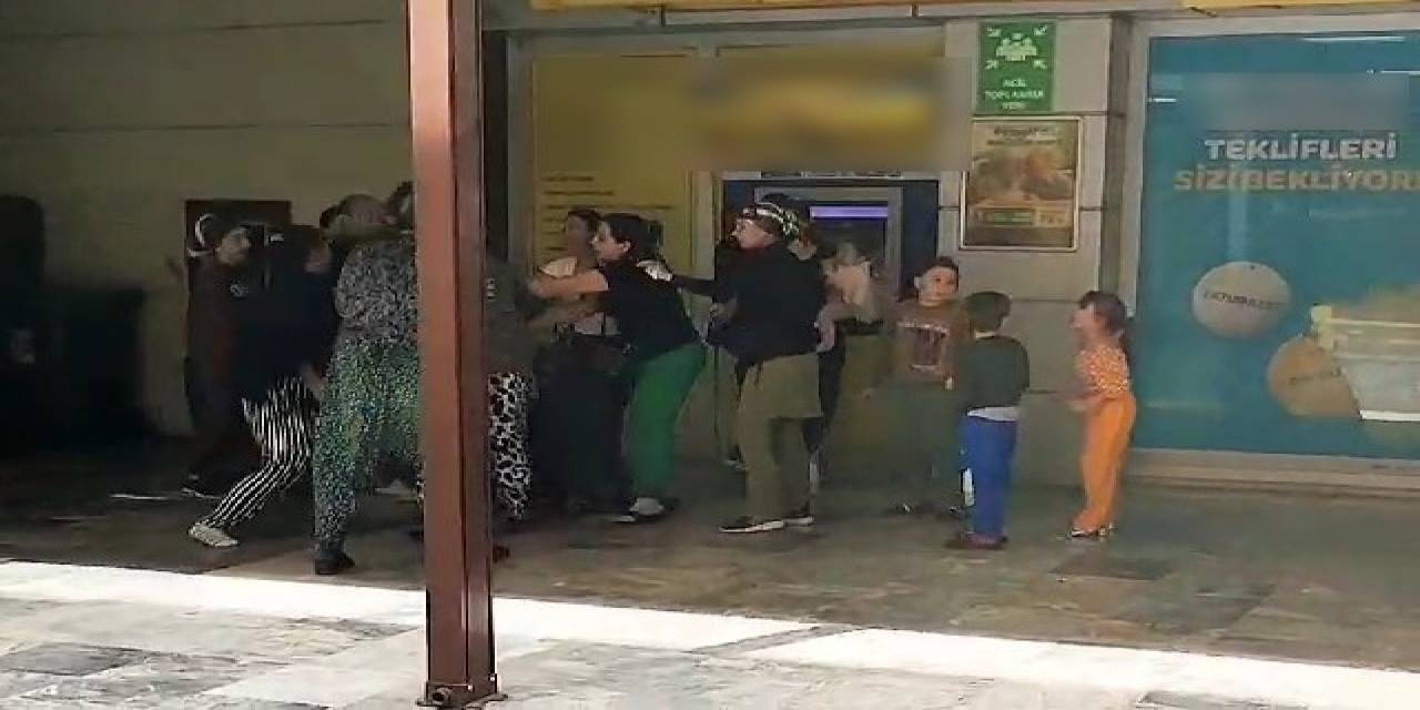 Atm’de Sıra Bekleyen Kadınlar Yumruklu Kavgaya Tutuştu