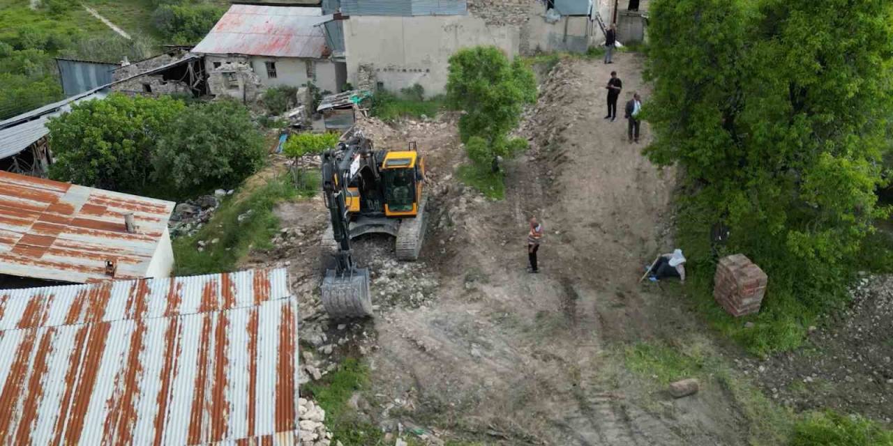 Elazığ’da Ağır Hasarlı Yapıların Yıkımı Başladı