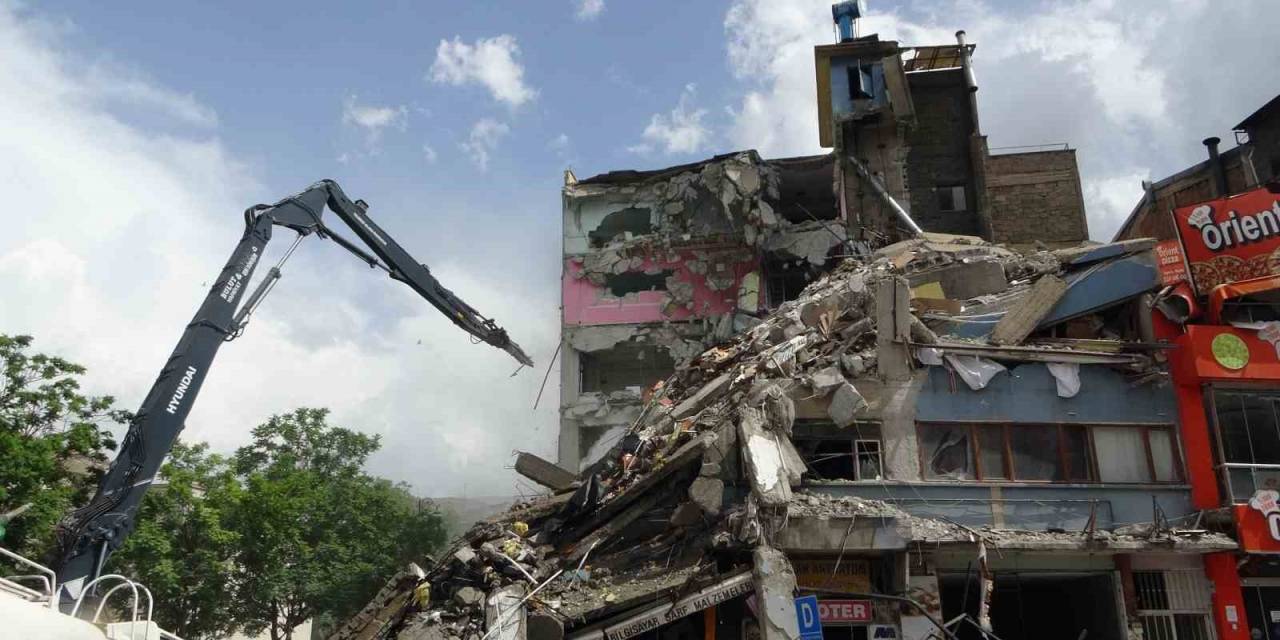 Malatya’da Ağır Hasarlı Binaların Yıkımı Devam Ediyor