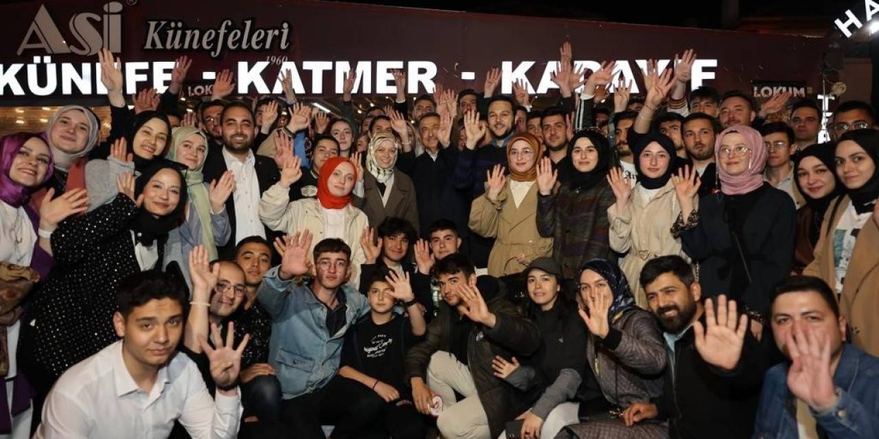 Cumhurbaşkanı Yardımcısı Oktay, Togg İle Gençlerle Kokoreç Yemeye Gitti